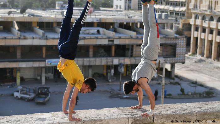 Syrien Jugendliche Parkour in Aleppo; Foto: Getty Images/AFP/G. Ourfalian