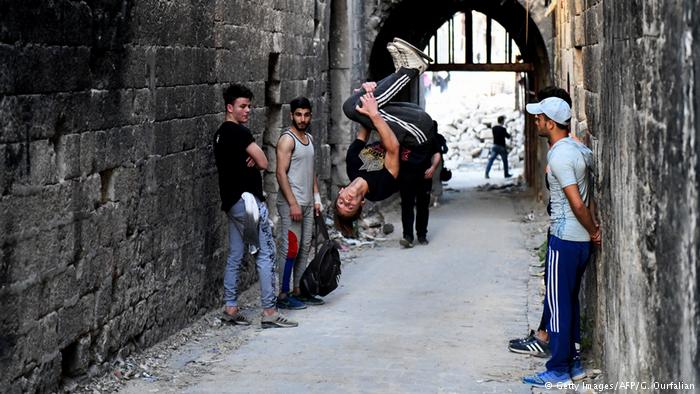 Syrien Jugendliche Parkour in Aleppo; Foto: Getty Images/AFP/G. Ourfalian