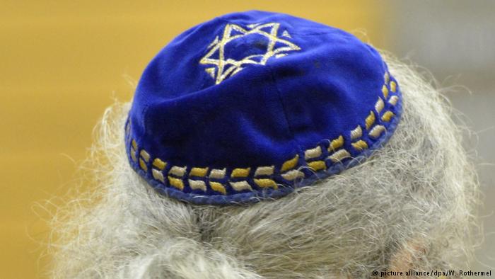 A yarmulke atop a man with grey hair (photo: picture-alliance/W. Rothermel)