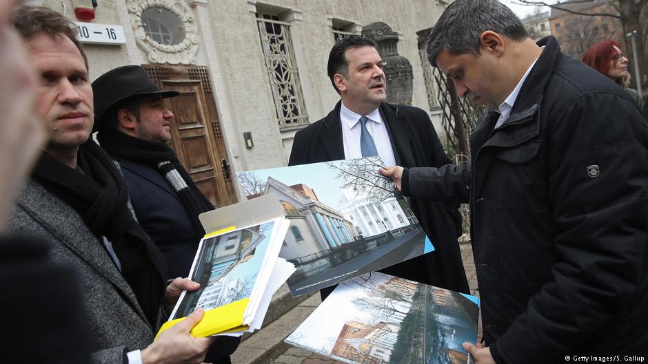 Raed Saleh bei der Präsentation der Pläne zum Wiederaufbau der Synagoge am Fraenkelufer im März in Berlin; Foto: Getty Images