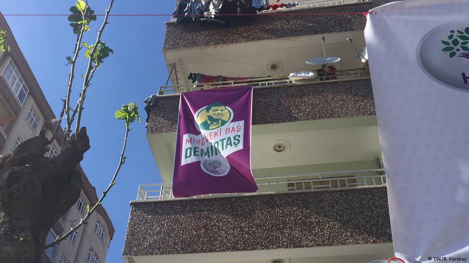 Election poster showing Selahattin Demirtas, arrested party leader of pro-Kurdish HDP in Diyarbakir, Turkey (photo: DW/B. Karakas)