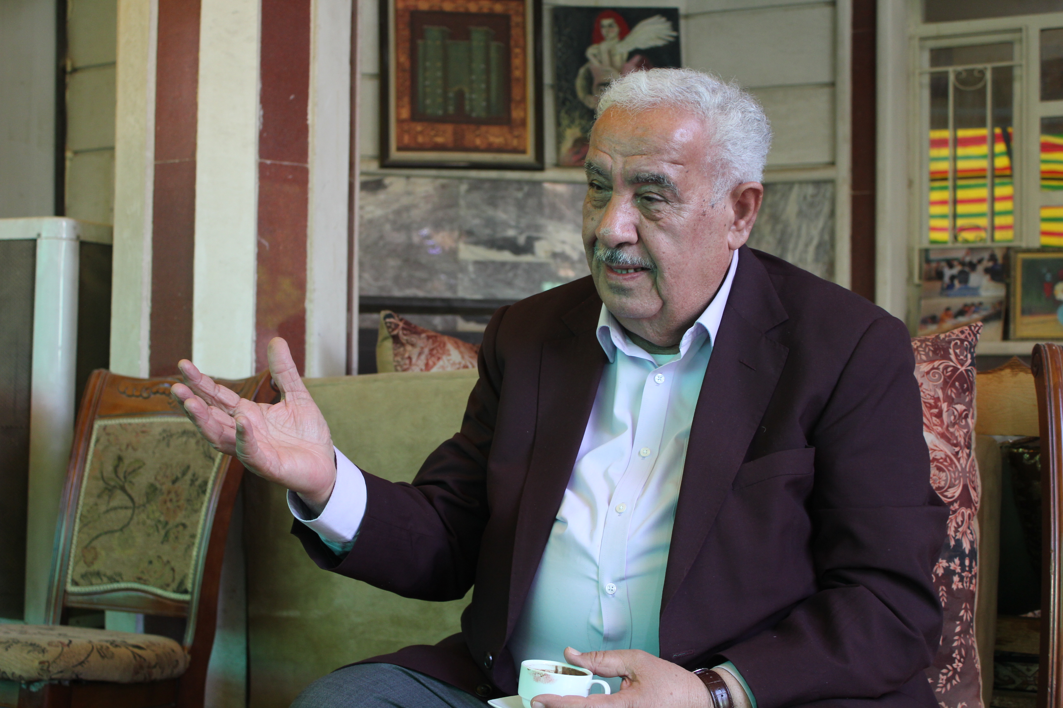 Abid Jasim at Nazik Al malaika Cafeعبد جاسم كاظم الساعدي - أسس هو وزوجته مقهى نازك الملائكة الثقافي في بغداد - العراق. الصورة: ملهم الملائكة. 