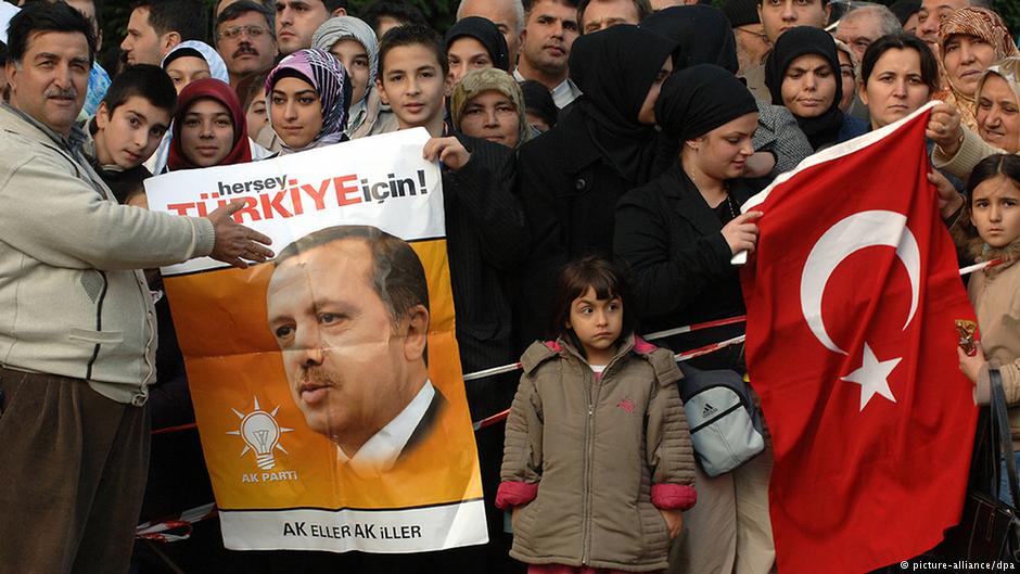 Anhänger Erdoğans in Köln; Foto: dpa/picture-alliance