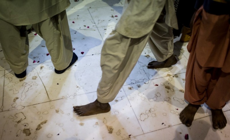 Sufis auf dem Marmorboden des Schreins von Lal Shahbaz Qalandar; Foto: Philipp Breu