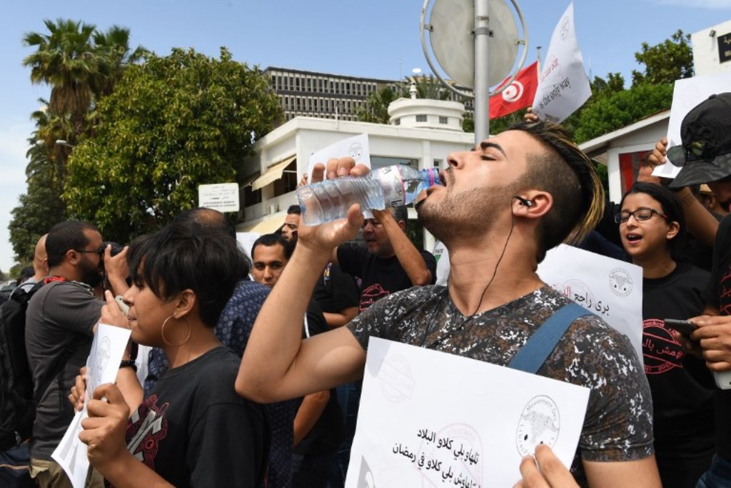 سجال "المجاهرة بالإفطار":  تونسي يشرب الماء في نهار رمضان. الصورة غسماعيل دبارة