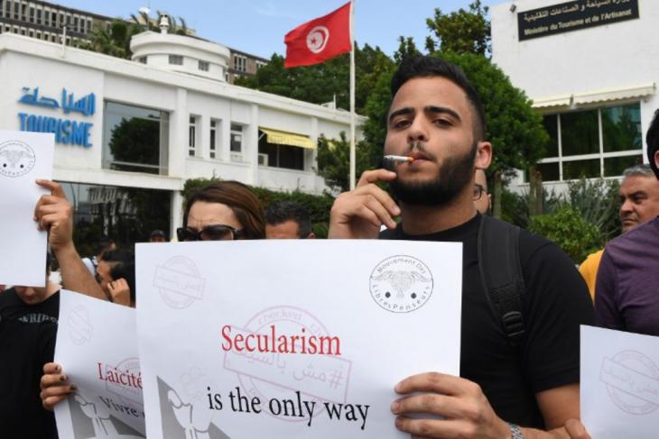 Non-fasting demonstrators in Tunis protest the daytime closure of cafes and restaurants during Ramadan, 27.05.2018 (photo: Ismail Dbara)