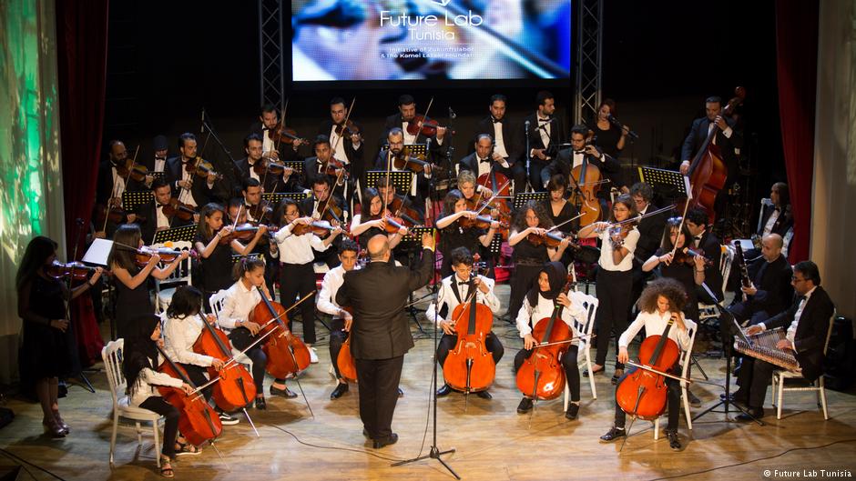 Musiker der Bremer Philharmonie musizieren gemeinsam mit tunseischen Kindern und Jugendlichen; Foto: Future Lab Tunesia