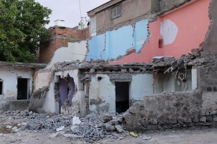 Large swathes of the old town of Diyarbakir sustained massive damage during the fighting that raged here during the autumn and winter of 2015. Having quelled the uprising, the Turkish government razed the remaining buildings – except the mosque – to the ground