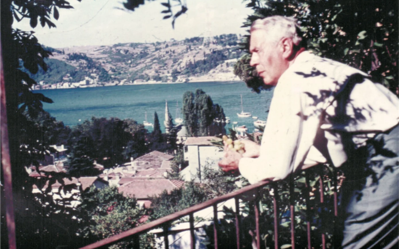 Wolfgang Schrader auf dem Balkon im Familienhaus in Bebek; Foto: Jochen Schrader