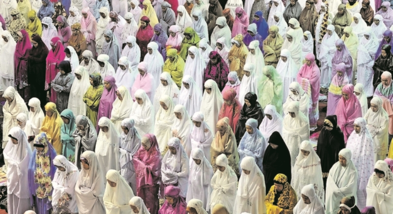 Indonesische Frauen beten in einer Moschee; Foto: Getty Images