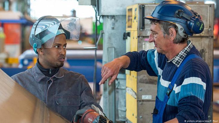 Hamza Ahmed from Somalia works for a company that produces steel components for wind turbines (photo: picture-alliance/dpa)