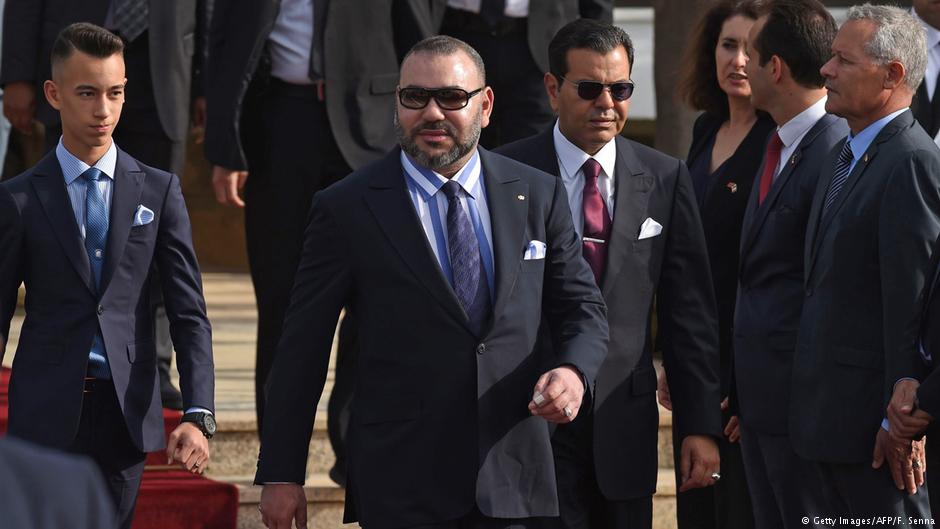 Marokkos König Mohammed VI. (m.) gemeinsam mit seinem Sohn Prinz Moulay Hassan (l.) und seinem Bruder Prinz Moulay Rachid in Rabat; Foto: Getty Images/AFP/F. Senna