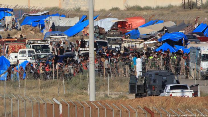 Refugees from Daraa province at the Jordanian-Syrian border (photo: Xinhua/picture-alliance)