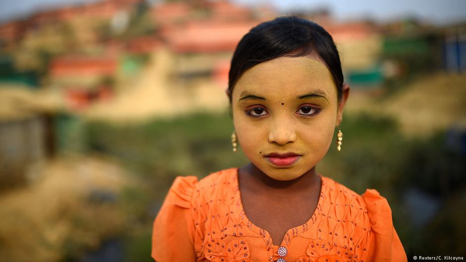 A Rohingya refugee girl named Zannat Ara, aged 9, poses for a photograph as she wears thanaka paste at Kutupalong camp in Cox's Bazaar, Bangladesh, 2 April 2018. (photo: Reuters/Clodagh Kilcoyne)