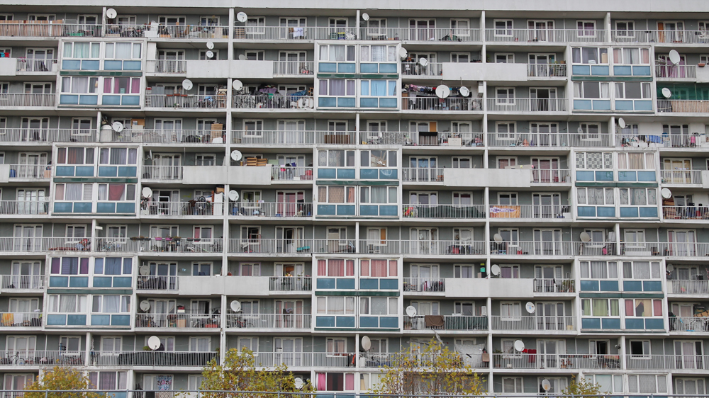 Wohnblocks in einer Pariser Banlieue; Quelle Al Jazeera English