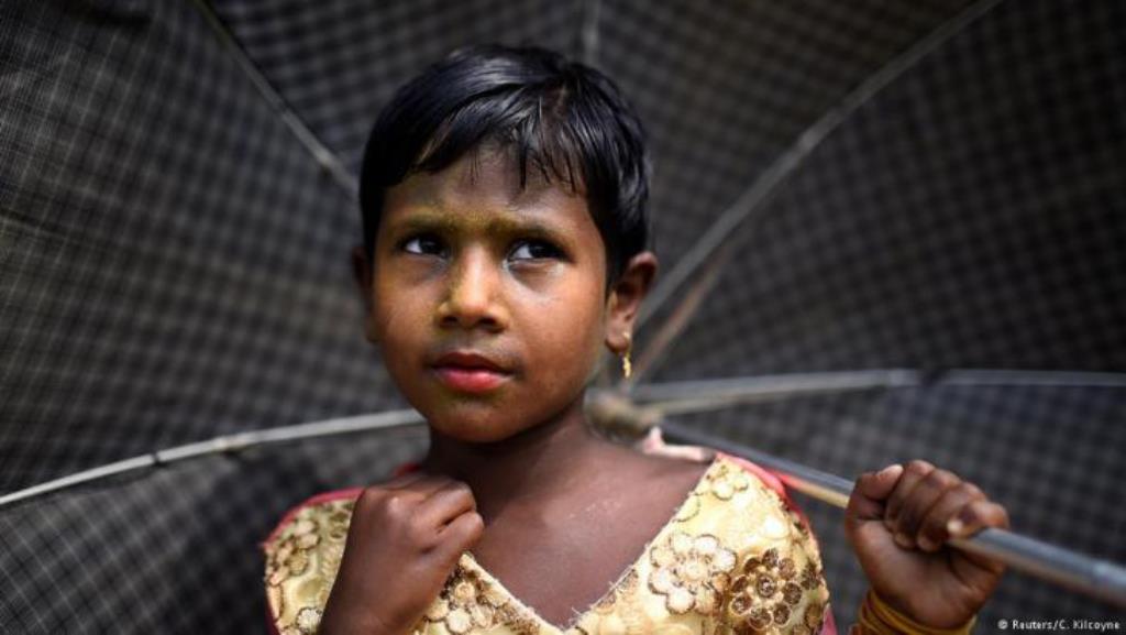 Thanaka wird aus der Rinde eines Baums hergestellt, der im trockenen Landesinneren von Myanmar wächst. Mithilfe eines flachen Steins, genannt „Kyauk Pyin“, wird die Rinde zu einer milchigen gelben Paste zerstoßen.(photo: Reuters/Clodagh Kilcoyne)