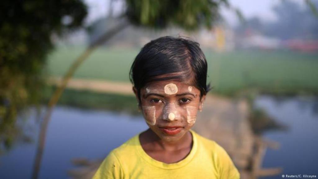  Mädchen und Frauen der Rohingya nutzen traditionelle Methoden, um die Paste aus der Thanaka-Baumrinde herzustellen, die in den Lagern verkauft wird. (Foto: Reuters/Clodagh Kilcoyne)