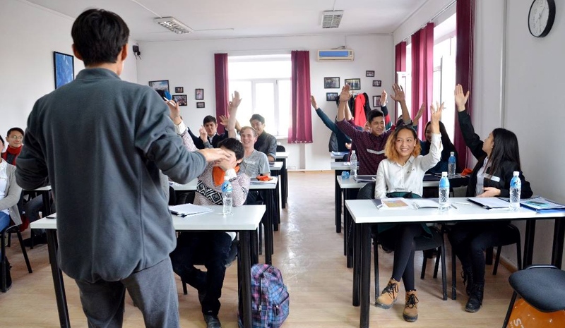 Kirgisische Schüler und Schülerinnen während eines Workshops von Svetlana; Foto: Svetlana Dzardanova