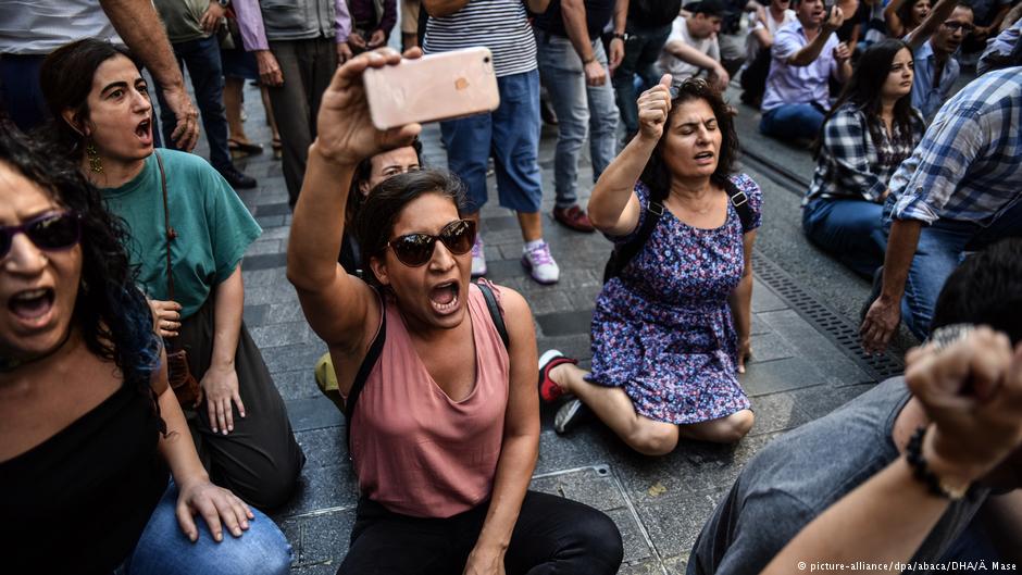 Protesters demonstrate peacefully during the 700th vigil of the Saturday Mothers in Istanbul on 25.08.2018 (photo: picture-alliance/dpa/abaca/DHA/A.Mase)