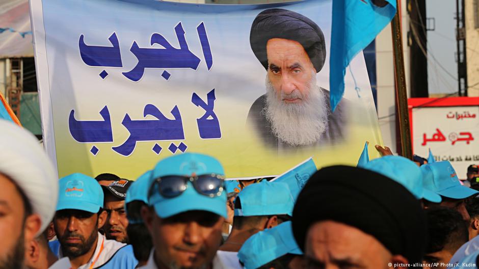 Anhänger Muqtada al-Sadrs halten Plakate mit Bildern des schiitischen Geistlichen Ayatollah Ali al-Sistani während einer Protestveranstaltung in Bagdad; Foto: picture-alliance/AP Photo/K. Kadim