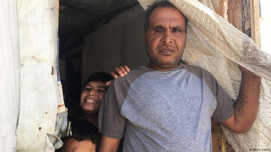 Mizyed and children at the entrance to their shelter in a Lebanese refugee camp, Bekaa Valley (photo: DW/A. Vohra)