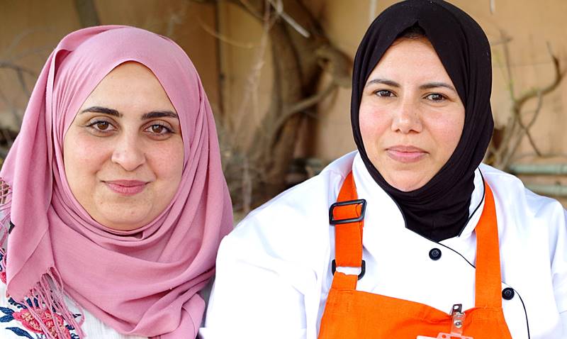 "Amal"-Mitarbeiterinnen Oumaima Mhijir (l.) und Rachida Lazrak (r.); Foto: Claudia Mende