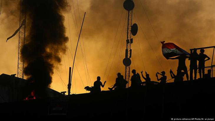 Demonstrators following the storming of government offices in Basra on 7 September 2018 (photo: AP/picture-alliance)