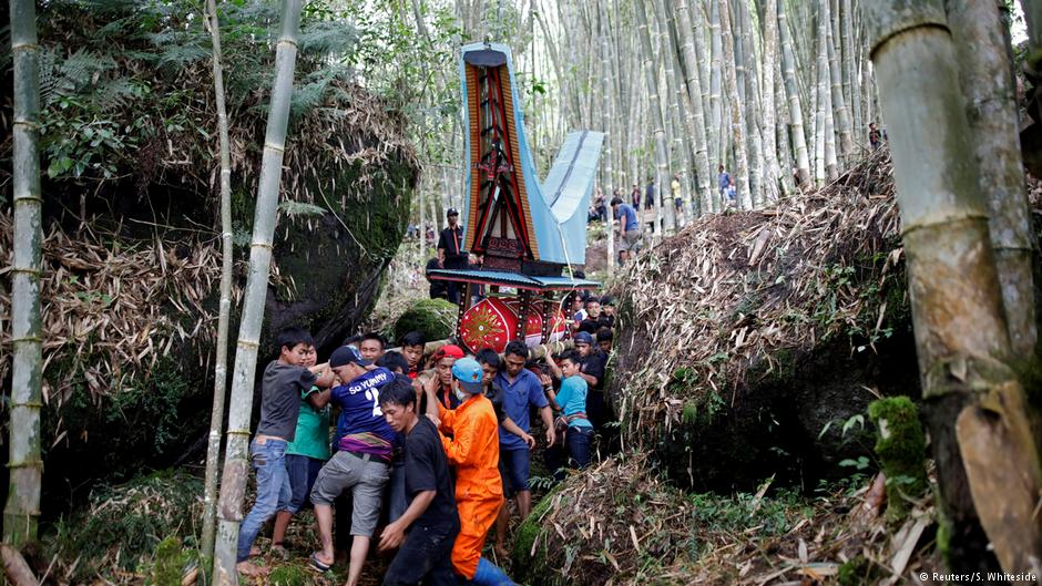 Trauerzug in Toraja; Foto: Darren Whiteside/Reuters