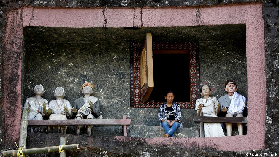 Der 21-jährige Bergbauingenieur Renolt Patrian vor der Grabkammer seiner verstorbenen Großmutter in Toraja; Foto: Darren Whiteside/Reuters 