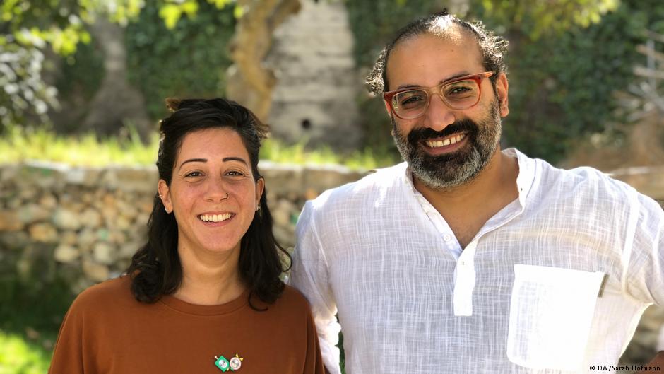 Yazan Khalili vom Khalil Sakanini Kulturzentrum in Ramallah und Co-Kuratorin Reem Shadid; Foto: DW/Sarah Judith Hofmann