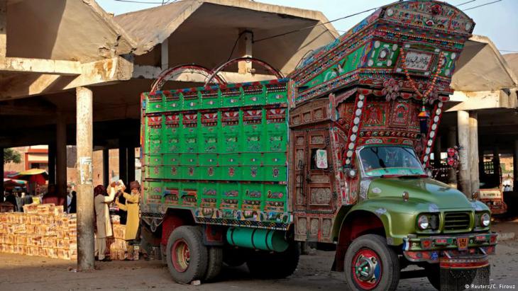 "Keep on trucking": Art on the move in Pakistan (photo: Caren Firouz/Reuters)