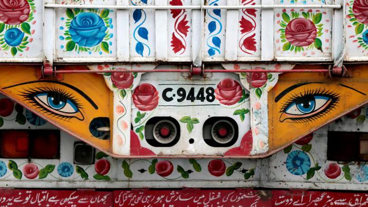 "Keep on trucking": Art on the move in Pakistan (photo: Caren Firouz/Reuters)