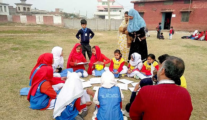 Young mediators in Suhaliya, Pakistan, hold an f3 session (photo: Sudhaar Society)