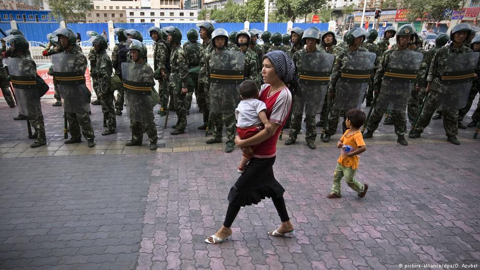  In Urumqi, der Provinzhauptstadt von Xinjiang, sind die Bewohner an den Anblick von viel Polizei 