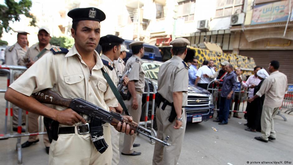 Egyptian policemen stand guard outside a court during the trial of supporters of toppled president Mohammed Morsi, in Minya, Egypt, 28 April 2014 (photo: picture alliance/dpa/K. Elfiqi)