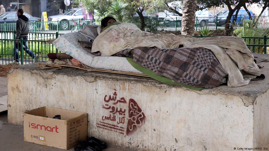 متشرد ومتسول على قارعة الطريق في بيروت - لبنان 2016. (photo: Getty Images/AFP/J. Eid)