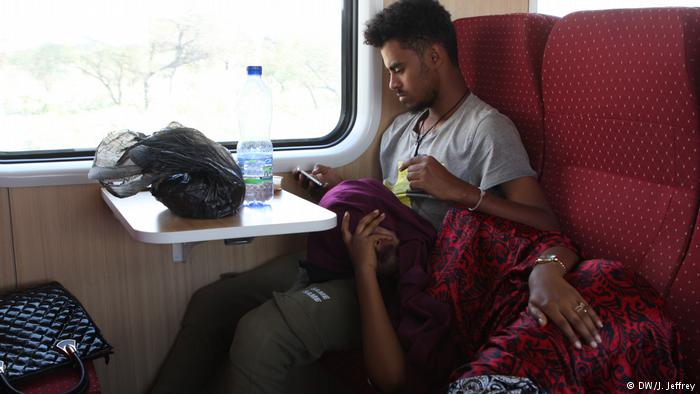 A young couple relaxes on the Ethiopian Djibouti Railway Train (photo: DW/J. Jeffrey)