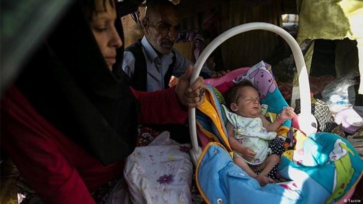 Drug addict and her child in Tehran (photo: Tasnim)