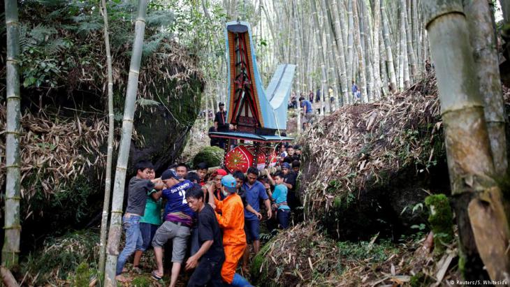 Funeral procession in Toraja (photo: Darren Whiteside/Reuters)