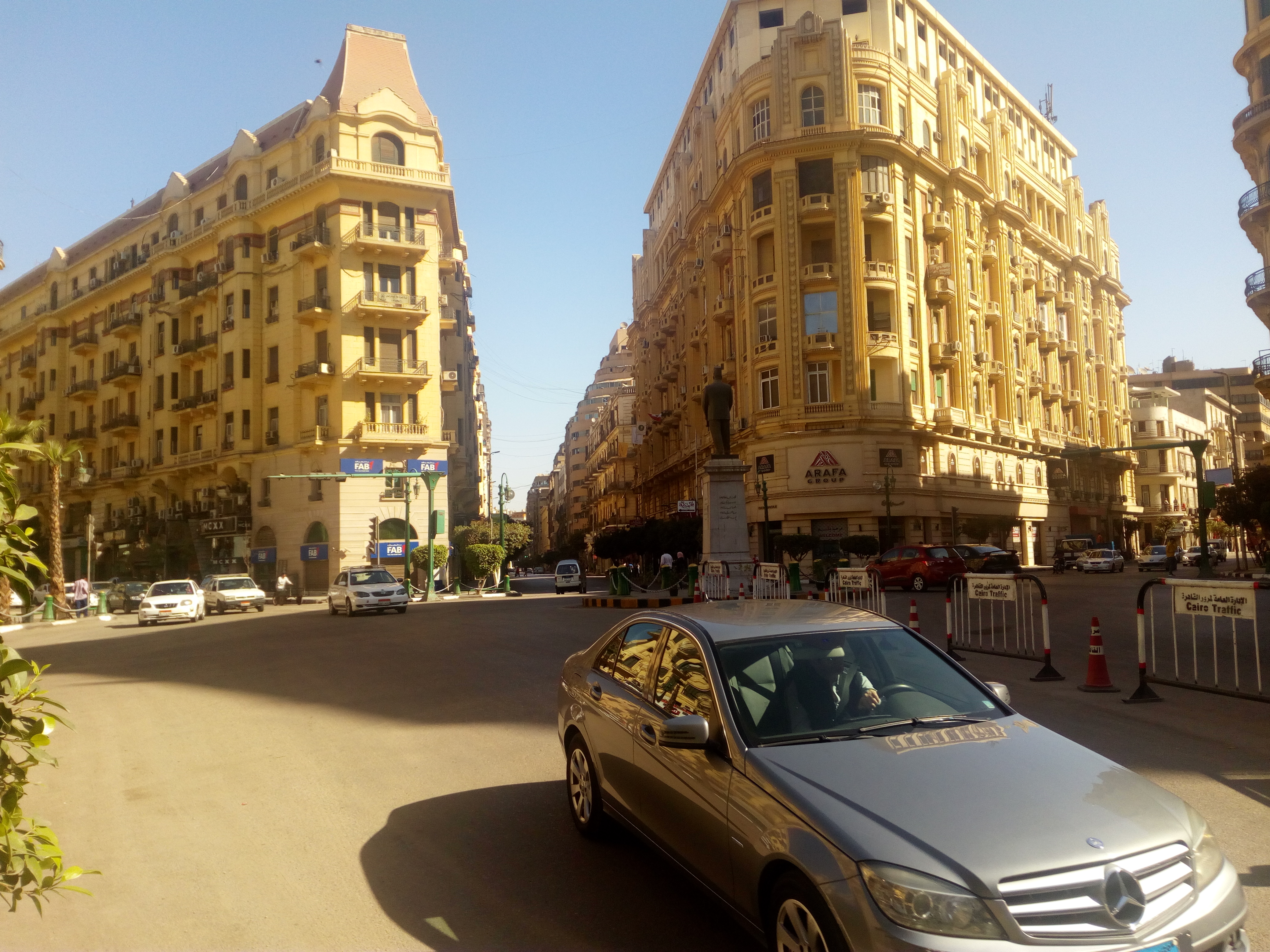 ميدان طلعت حرب - بالقرب من هنا تقع عمارة يعقوبيان الشهيرة - القاهرة - مصر. الصورة: ملهم الملائكة 