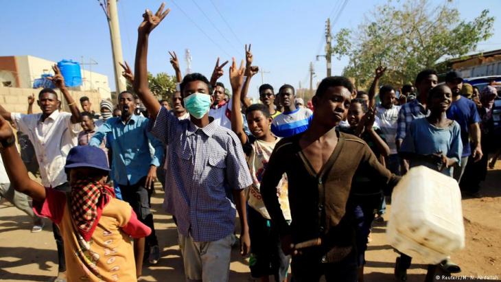 For a month now, teachers, doctors, the unemployed, angry mothers and frustrated students have been taking to the streets of war-torn Sudan almost daily to protest against the policies of their government. These rallies have attracted tens of thousands since they started on 19 December – with 42 demonstrators losing their lives so far.  What began as a protest against economic policies and the rising price of bread and fuel has snowballed into calls for the resignation of President Umar al-Bashir. Bashir came to power in a 1989 military coup, appointing himself president in 1993. For a long time, he was viewed as the lowest common denominator between the political elite and the military. The International Criminal Court warrant for his arrest, as well as U.S. sanctions against the country resulted in a closing of ranks behind the President. Robust foreign policy – precarious situation at home Nevertheless, a number of notable foreign policy achievements are attributed to the president 