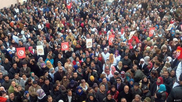 Protesters on Avenue Bourguiba in Tunis following a mass demonstration in front of the UGTT headquarters on 17.01.2019 (photo: Sofian Philip Naceur)