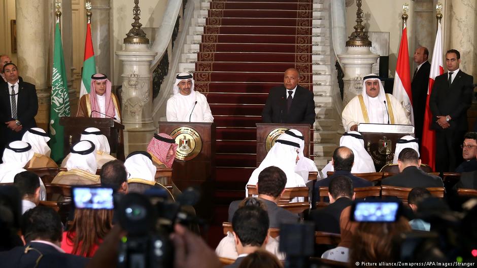 Der ägyptische Außenminister Sameh Shoukry während einer Pressekonferenz mit dem Außenminister der VAE, Abdullah bin Zayed Al-Nahyan, und dem saudischen Außenminister Adel al-Jubeir, und dem Außenminister Bahrains, Khalid bin Ahmed al-Khalifa, im Jahr 2017 in Kairo; Foto: picture alliance/Zumapress/APA Images/Stranger