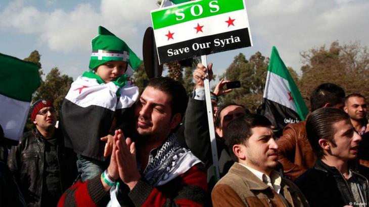 Syrian opposition protesting against the Assad regime in front of the Arab League headquarters in Cairo in 2012 (photo: Reuters)