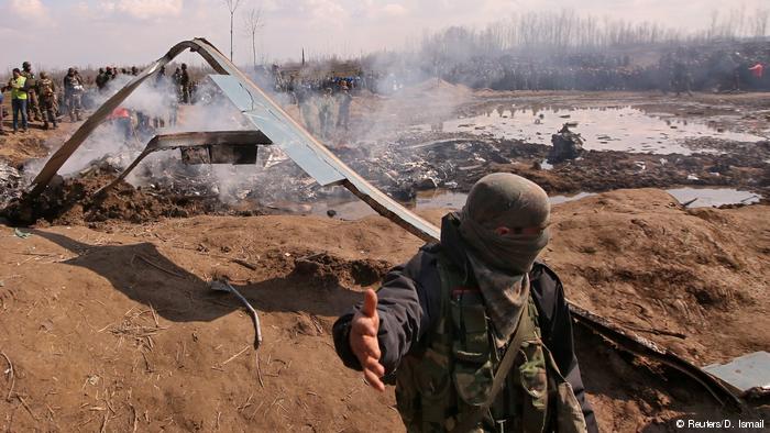 Budgam in Indian Kashmir: Soldiers stand around the wreckage of an Indian Air Force helicopter (photo: Reuters/D. Ismail)