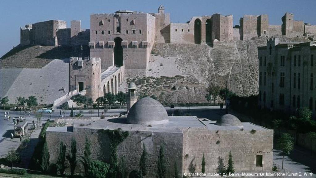 Der Sultaniyya-Moschee-Komplex aus dem 13. Jahrhundert, direkt vor der Zitadelle von Aleppo gelegen. Foto: Staatliches museum zu Berlin, Museum für islamische Kunst/ E.Wirth