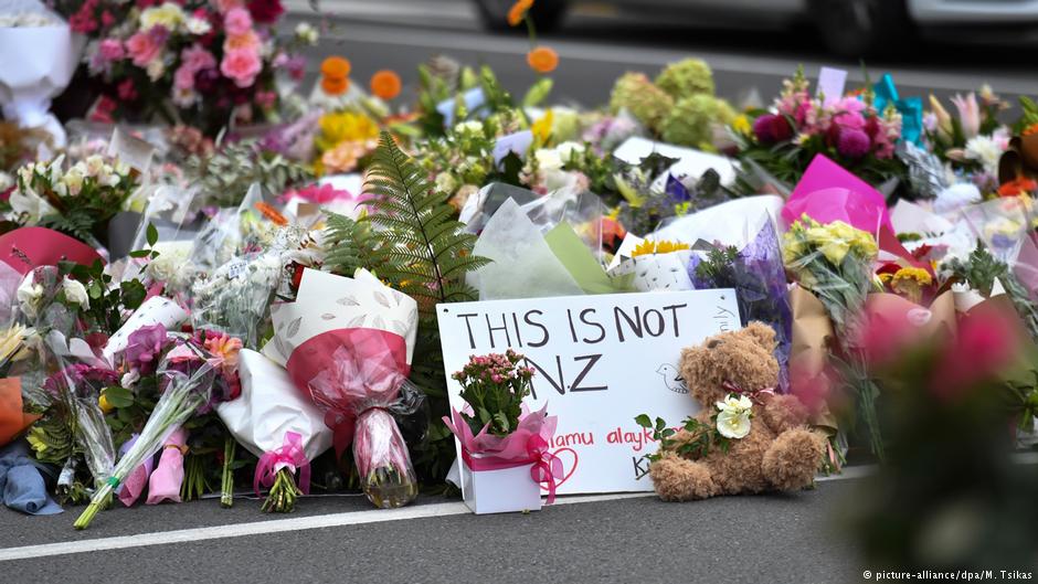 Blumen und Plüschtiere vor der Al-Noor-Moschee in Christchurch; Foto: picture-alliance/dpa/M.Tsikas