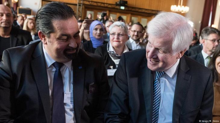 Aiman Mazyek, Vorsitzender des Zentralrats der Muslime, und Horst Seehofer, Bundesminister des Innern von Germanyʹs Christlich-Soziale Union (CSU), bei der Auftaktveranstaltung der 4. Deutschen Islamkonferenz, die nach Wegen für ein erfolgreiches Zusammenleben von Muslimen und Nicht-Muslimen sucht, am 28.11.2018 in Berlin (Foto: Imago/M. Heine).