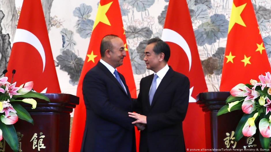 Der türkische Außenminister Mevlüt Cavuşoğlu (l.) und Chinas Außenminister Wang Yi  nach einer gemeinsamen Pressekonferenz am 3. August 2017 in Peking; Foto: picture alliance/abaca/Turkish Foreign Ministry /A. Gumus