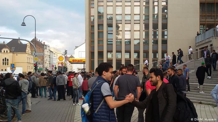 People milling around outside the mosque (photo: DW/M. Hussein)